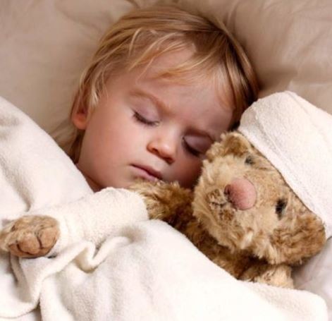 Почему ребенок вздрагивает во сне?
