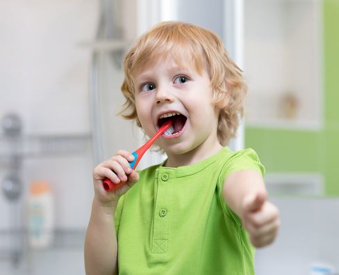 С какого возраста нужно начинать чистить зубы детям?