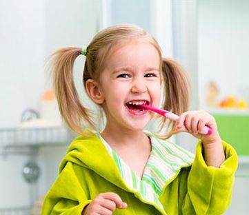 Чем почистить зубы, когда под рукой нет зубной щетки или пасты