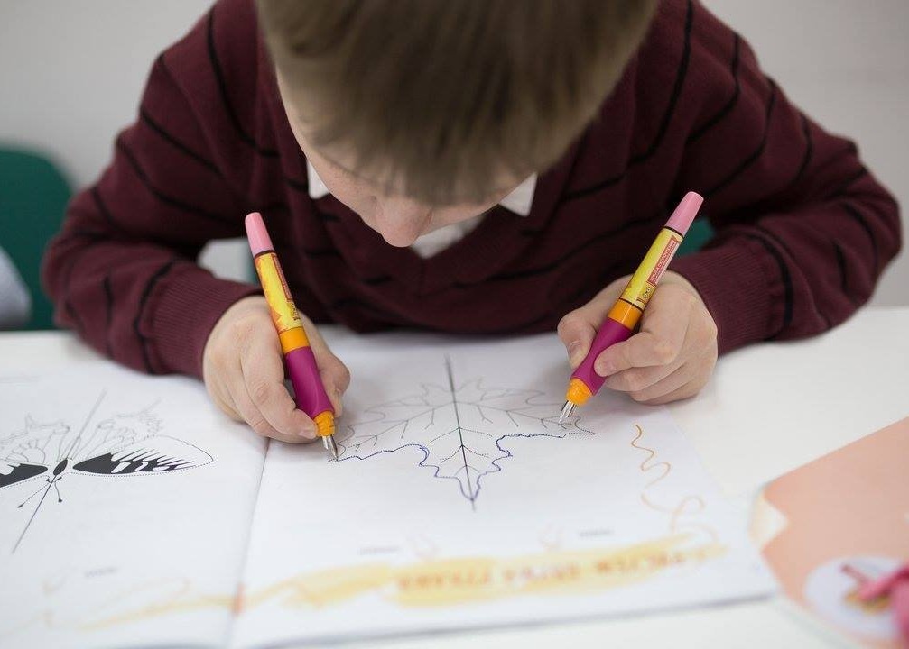 Почерк Леонардо: почему дети пишут буквы и слова зеркально