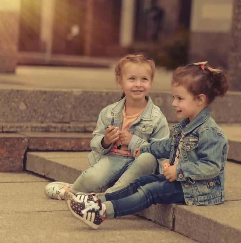 Kind me. Фото две подруги с мелким сыном. Канал подружки маленький сынок. Картинки две девочки маленькие подружки на полу сидят и спорят.